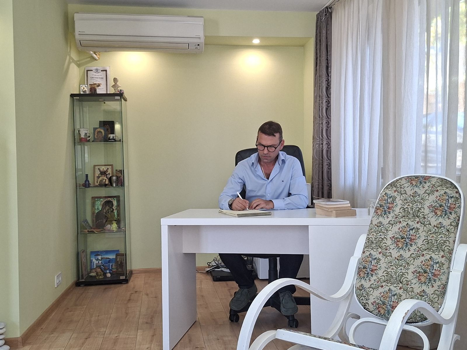 Андрей Мреницов на бюрото в кабинета си в Пловдив