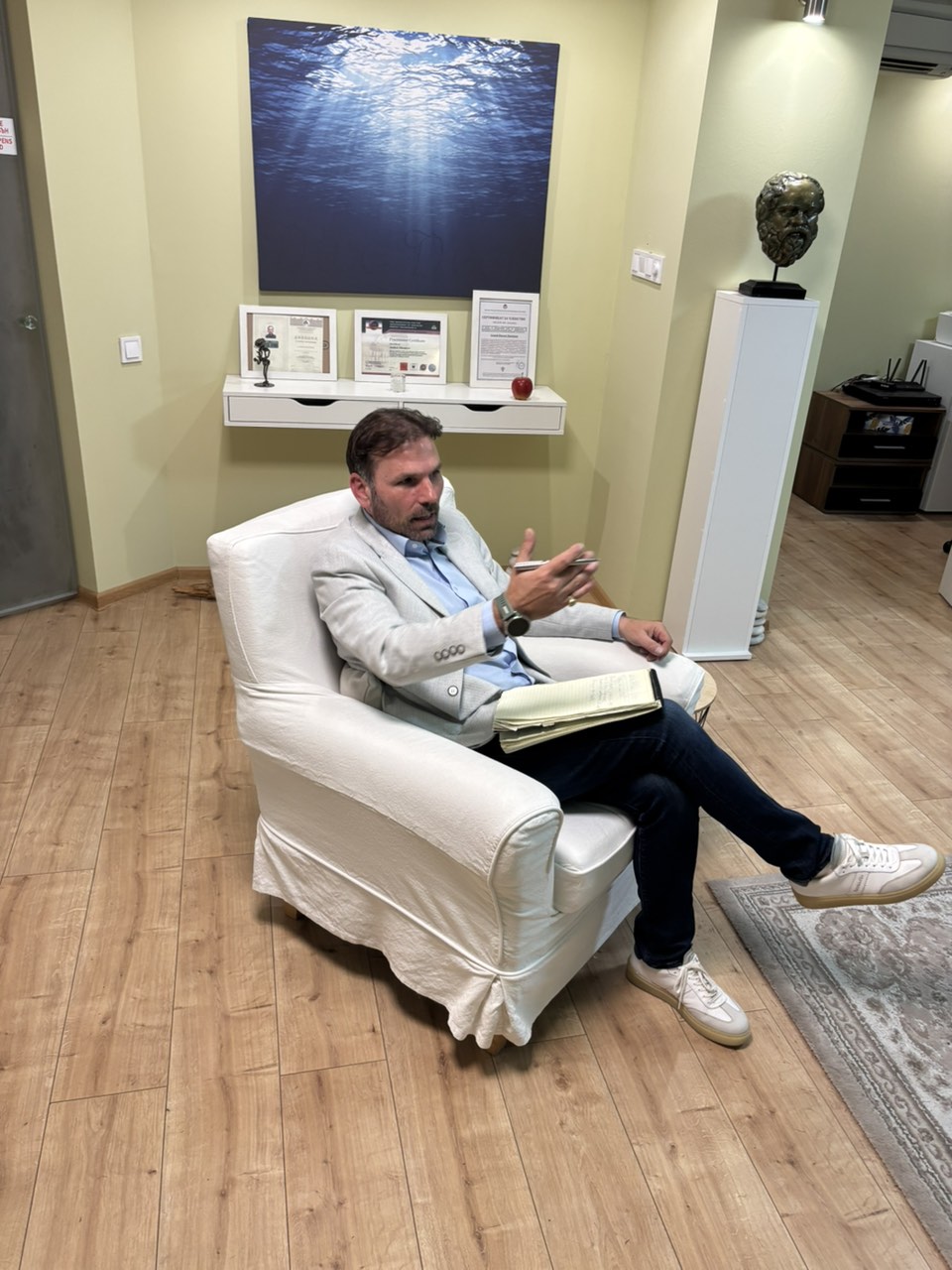 Андрей Мреницов чете в кабинета си