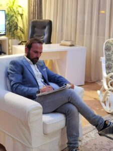 Андрей Мреницов, психотерапевт, в кабинета си