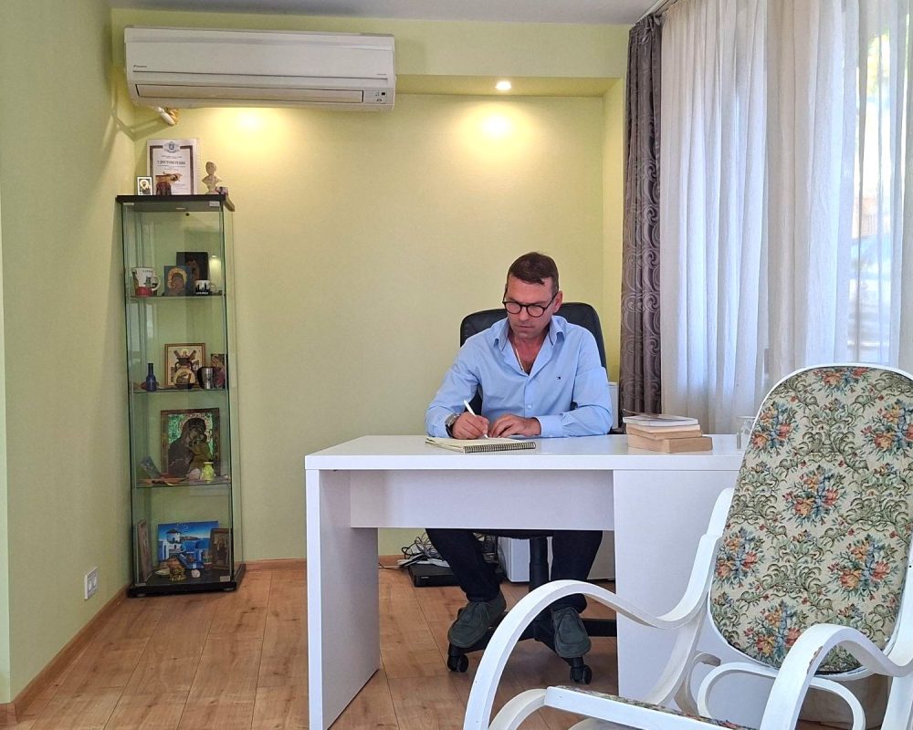 Андрей Мреницов на бюрото в кабинета си в Пловдив